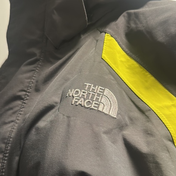 The North Face - Rain Jacket / Wind Breaker - Picture 2 of 6